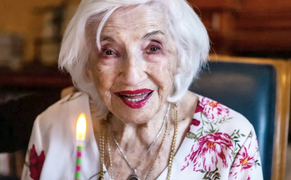 A canadense Mary Katz, em seu aniversário de 107 anos