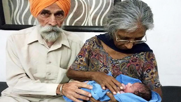 Mohinder, 79, e sua esposa, Daljinder, 70, junto do bebê recém-nascido, em Haryana, no norte da Índia (19/04/2016)