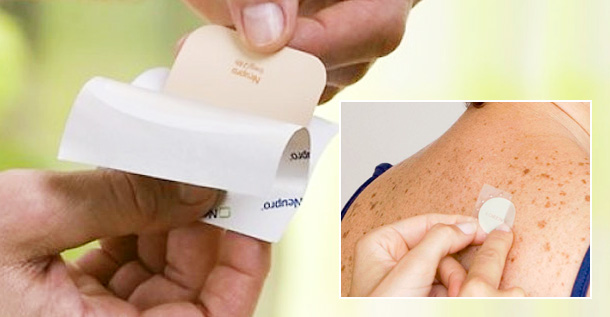 O adesivo deve ser aplicado sobre a pele uma vez ao dia, de preferência no mesmo horário e geralmente após o banho