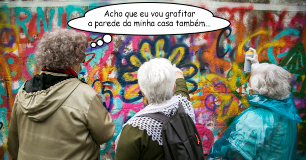 oto mostra participantes do Lata 65 grafitando um muro em Lisboa