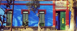O Museu Frida Kahlo, também conhecido como Casa Azul, é um museu-casa dedicado à vida e à obra da artista mexicana Frida Kahlo