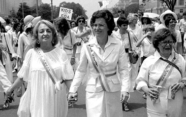 Betty Friedan (à esq), durante passeata em defesa da igualdade dos direitos da mulher (1978)