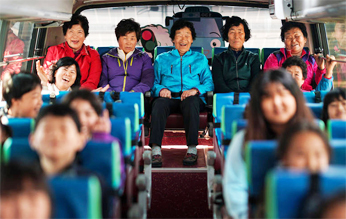 Hwang (à esq), com suas colegas, no ônibus da escola